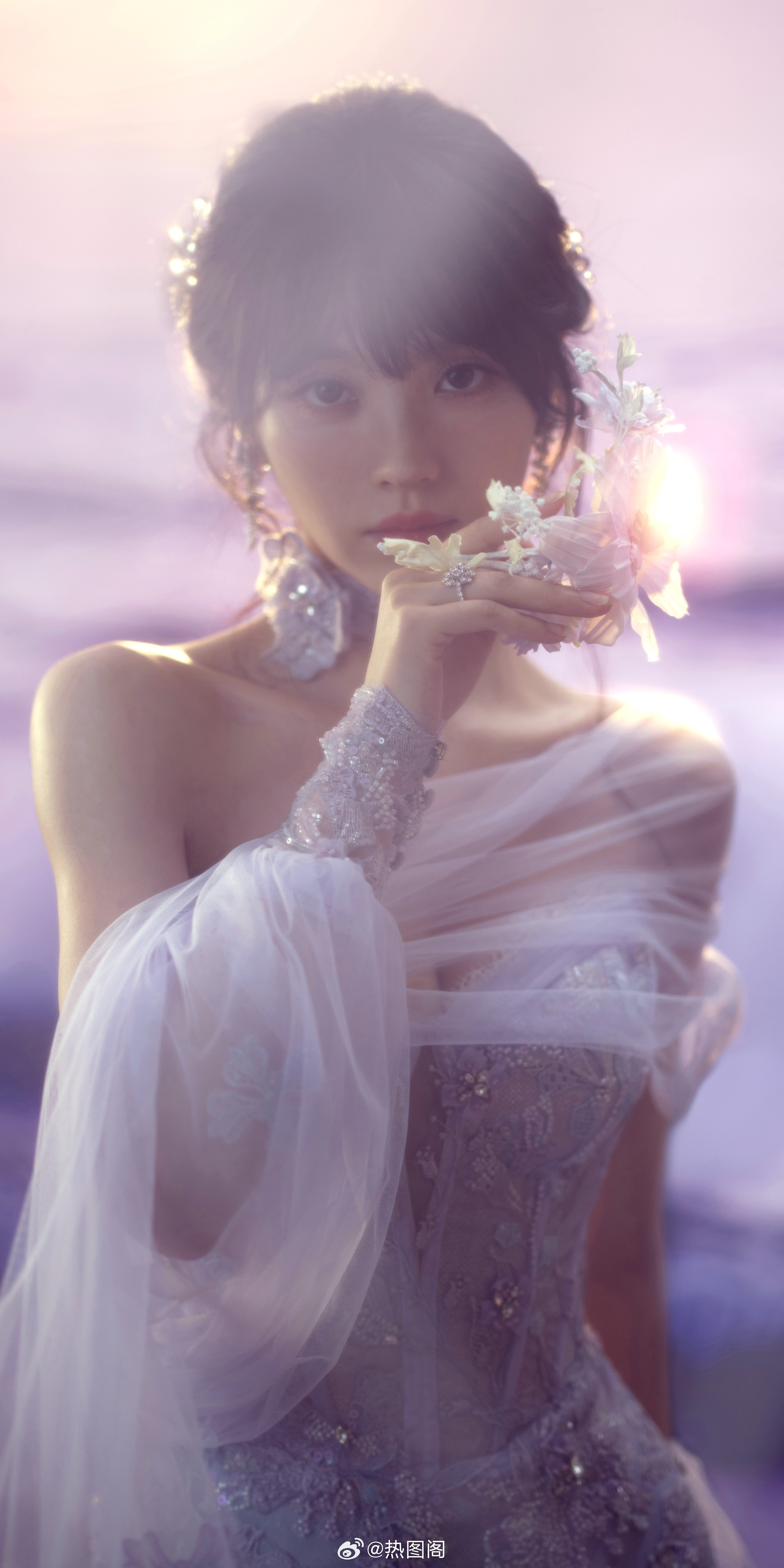 田曦薇高清壁纸：优雅曼妙，晕染温柔浪漫的紫藤萝公主。田曦薇
