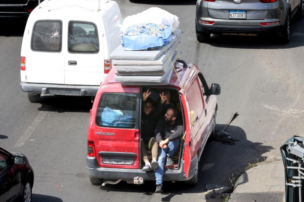 据半岛电视台报道，随着一名以色列士兵在利塔尼河以北的冲突中丧生，原本脆弱的停火协