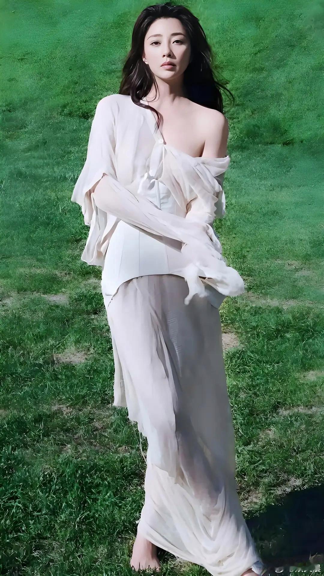 殷桃写真大片惊艳出圈，自带醇厚女人味，温婉又有张力，韵味无可替代。