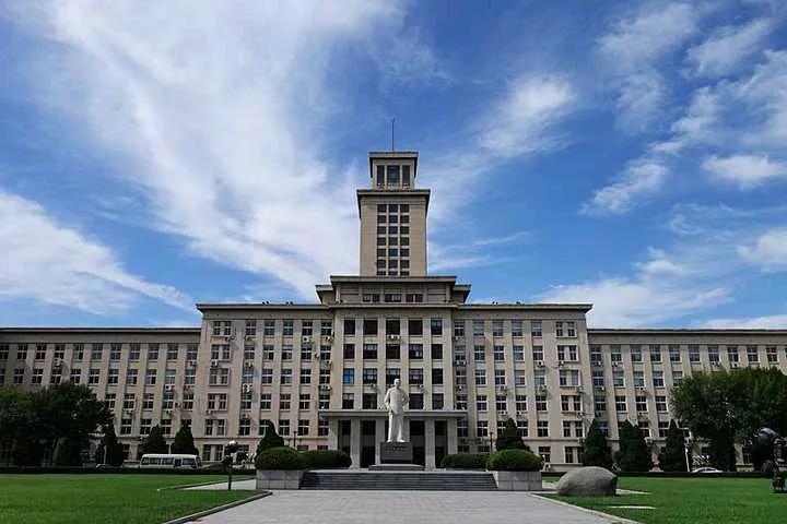 南开大学公布2025年本科招生计划，比扩招105人。2022年，南开大学计划招