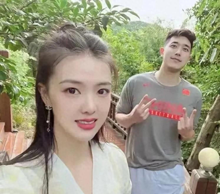 张常宁晒和男朋友合影，俊男靓女好般配，不得不说身材真的很绝啊