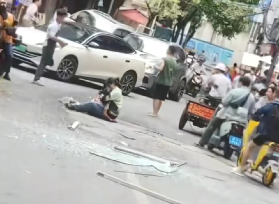 5月17日14点左右，广西南宁燕子岭路突发意外。一整扇玻璃窗从天而降，不偏不倚砸