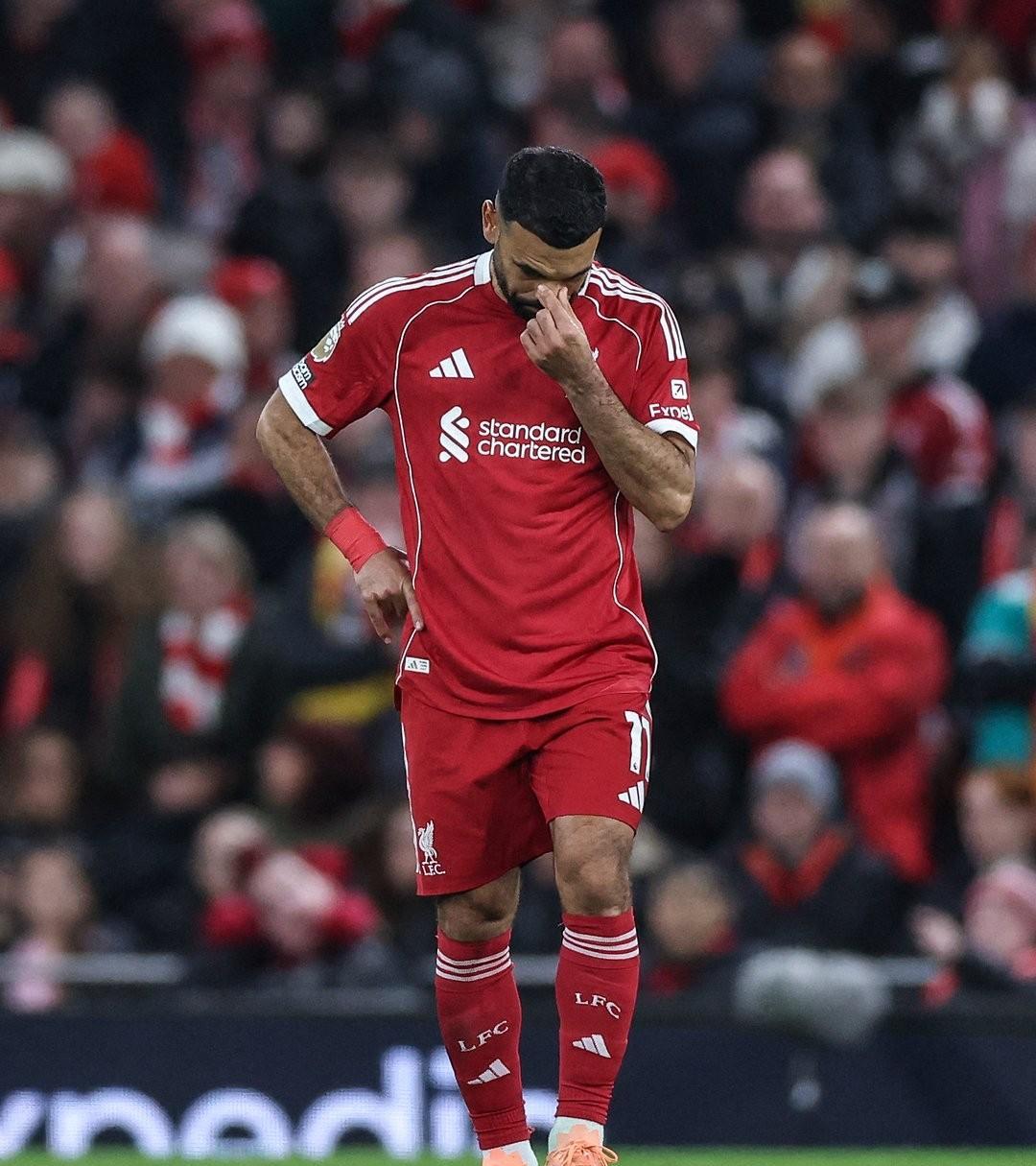 昨天国外媒体传言萨拉赫在队内拉帮结派要搞掉主教练斯洛特，玩“天亮了”那一套，结果