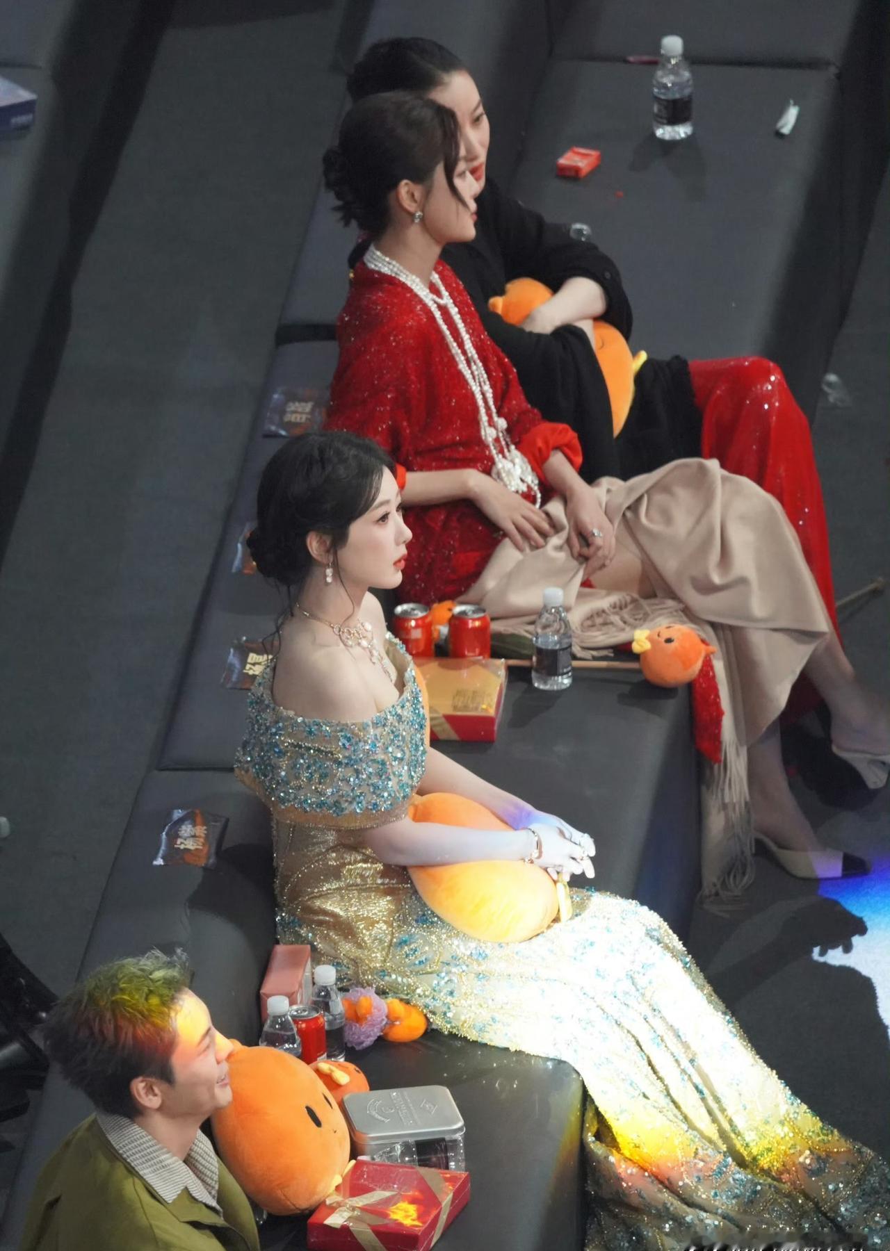 一把扇子，撕开了红毯的遮羞布。当别人还在卷高光、卷裙摆的时候，杨紫手里那把《长