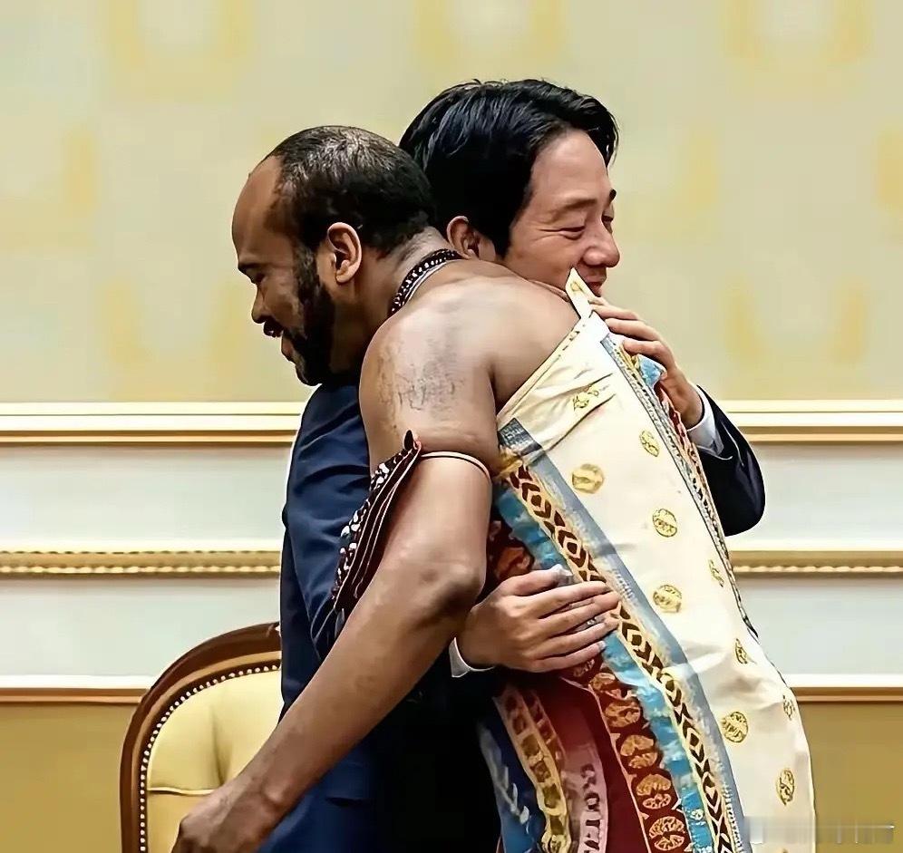 网友说斯威士兰国王姆斯瓦蒂三世臂膀上的一层灰，是没洗澡留下来的。确实，斯威士兰属