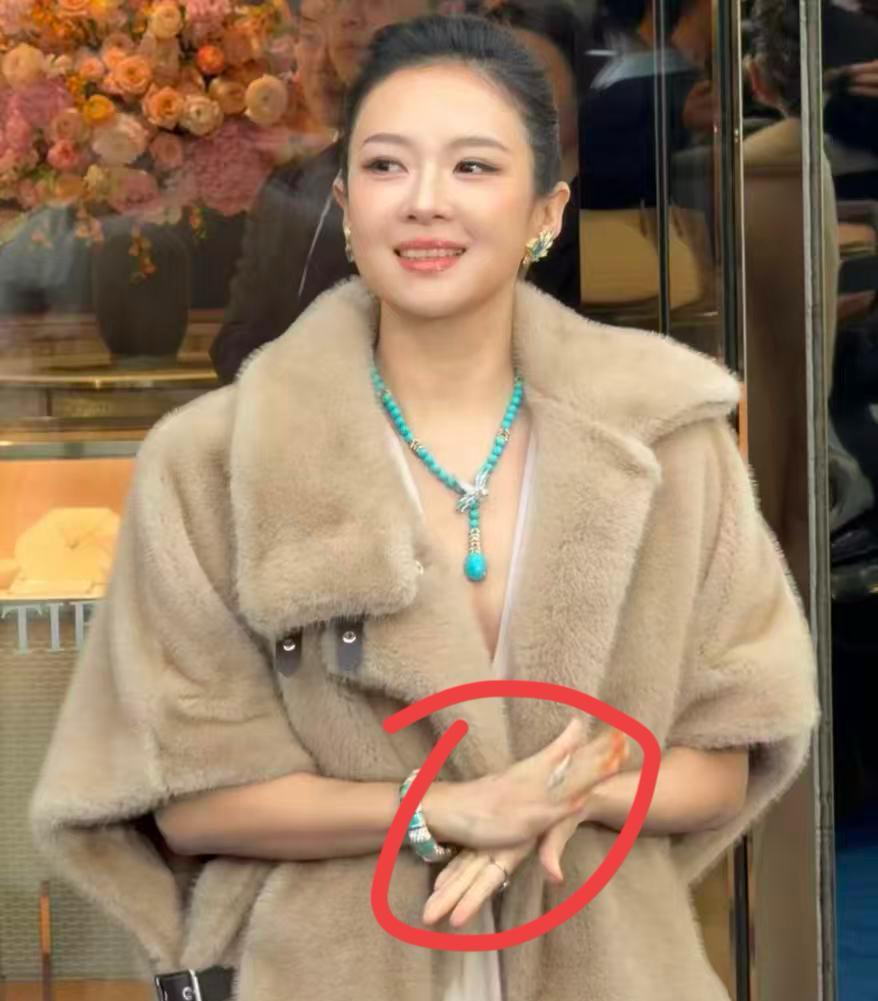 章子怡是真的不讲究了昨天在北京蒂芙尼的开幕活动上，来参加的女明星各个精心打扮，