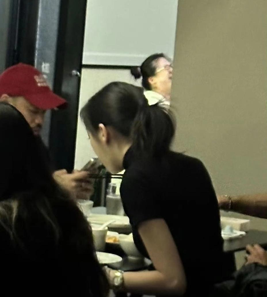 从背影来看，李嫣也太像妈妈王菲了吧？！12月30日下午，有网友发布了李嫣和朋