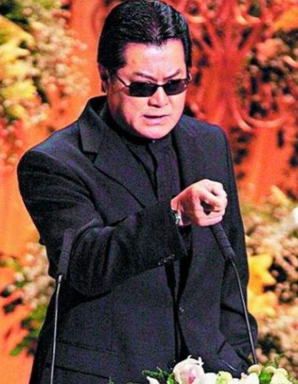 2002年，罗文的葬礼上，邓光荣指着刘銮雄的鼻子破口大骂：“为什么说假话？为什么