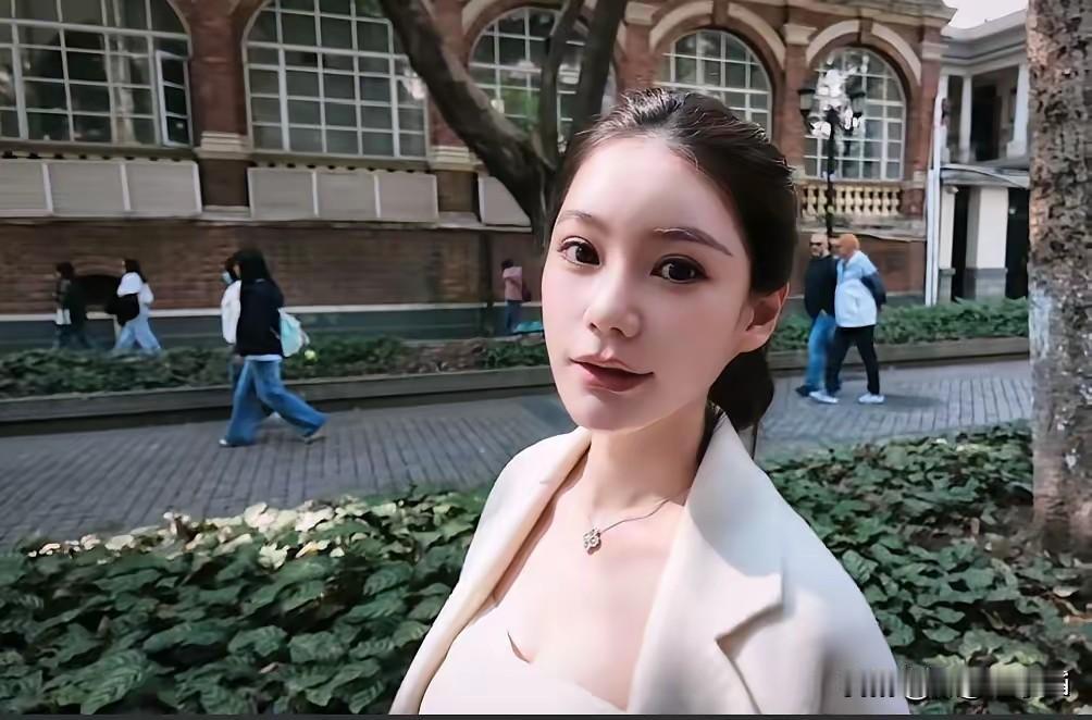 马筱梅今天回湾湾待产，她真能干，一直坚持工作到现在！这岁数了头胎她真挺皮实的，又