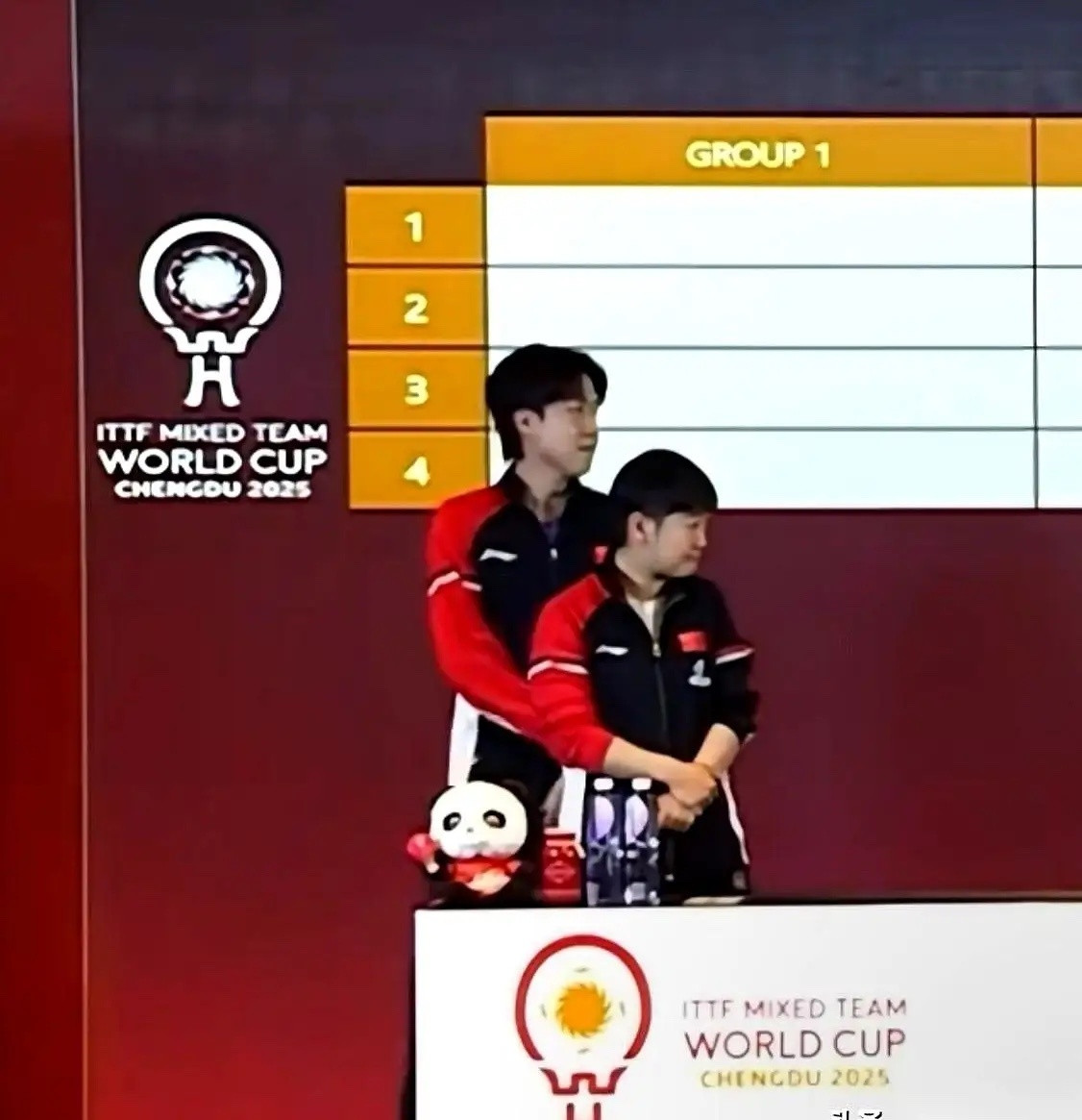 大半夜的，差点把手机给我吓飞了。我还以为我眼睛出了什么问题，使劲揉了揉，再看，好