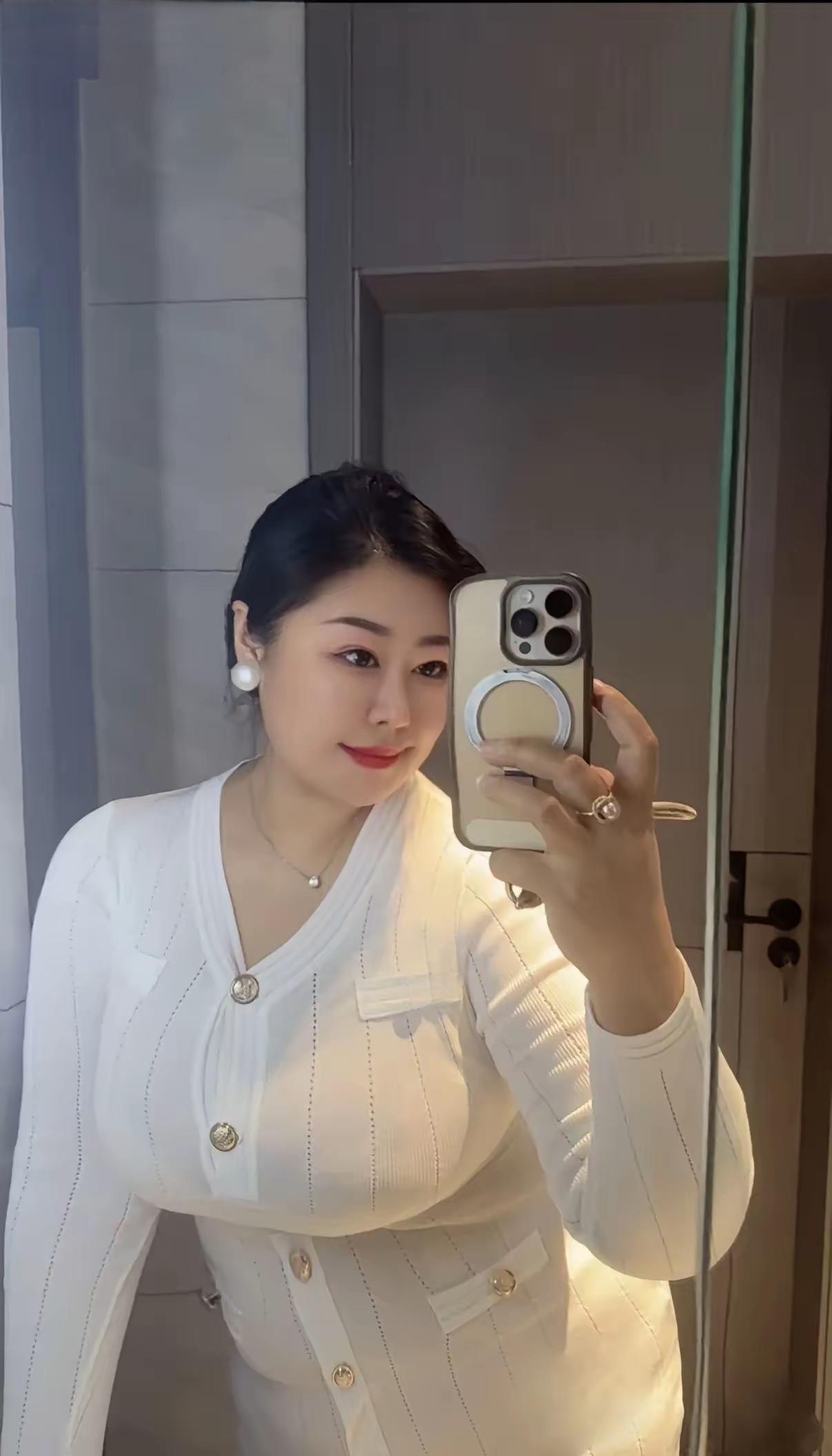 优雅白领风穿搭，自信满满的一天！