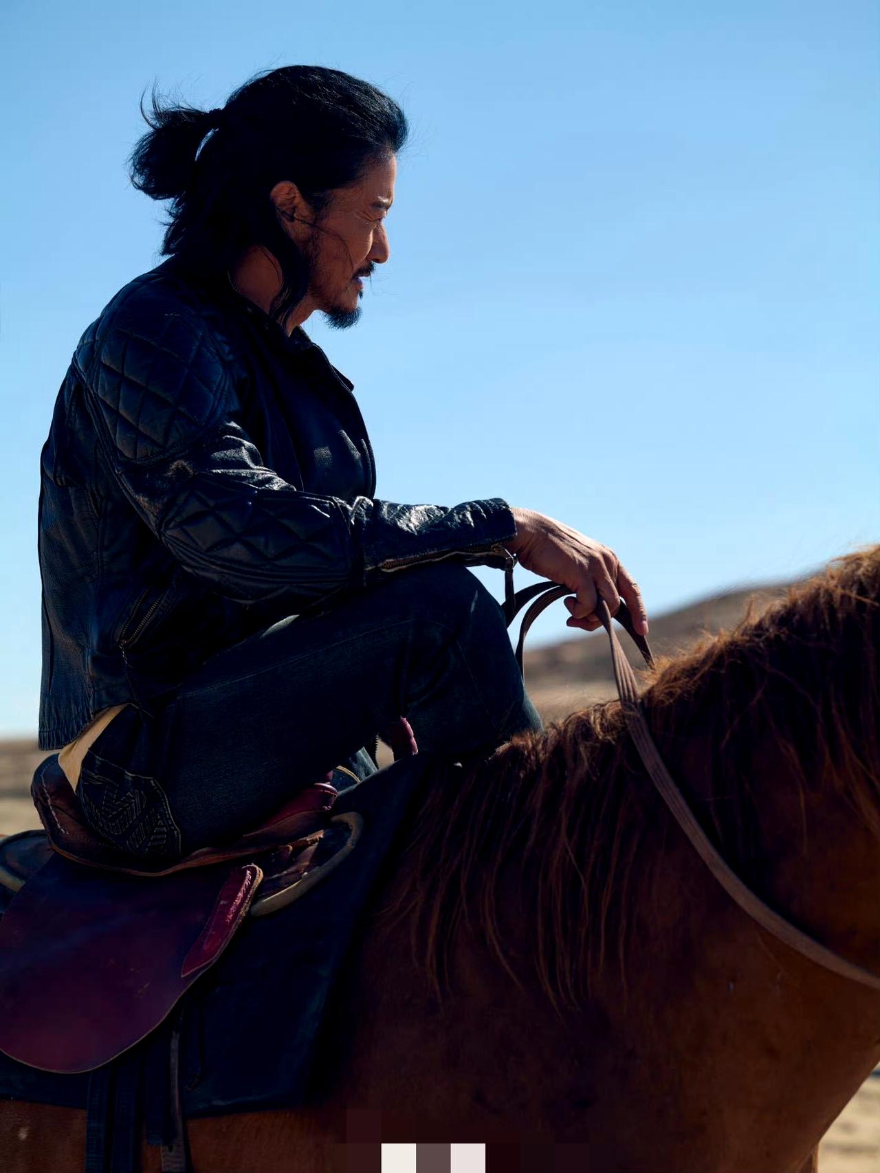 吴京转型成功！留长发留胡须，解锁儒雅新人设，太绝了！吴京换风格了！真的太