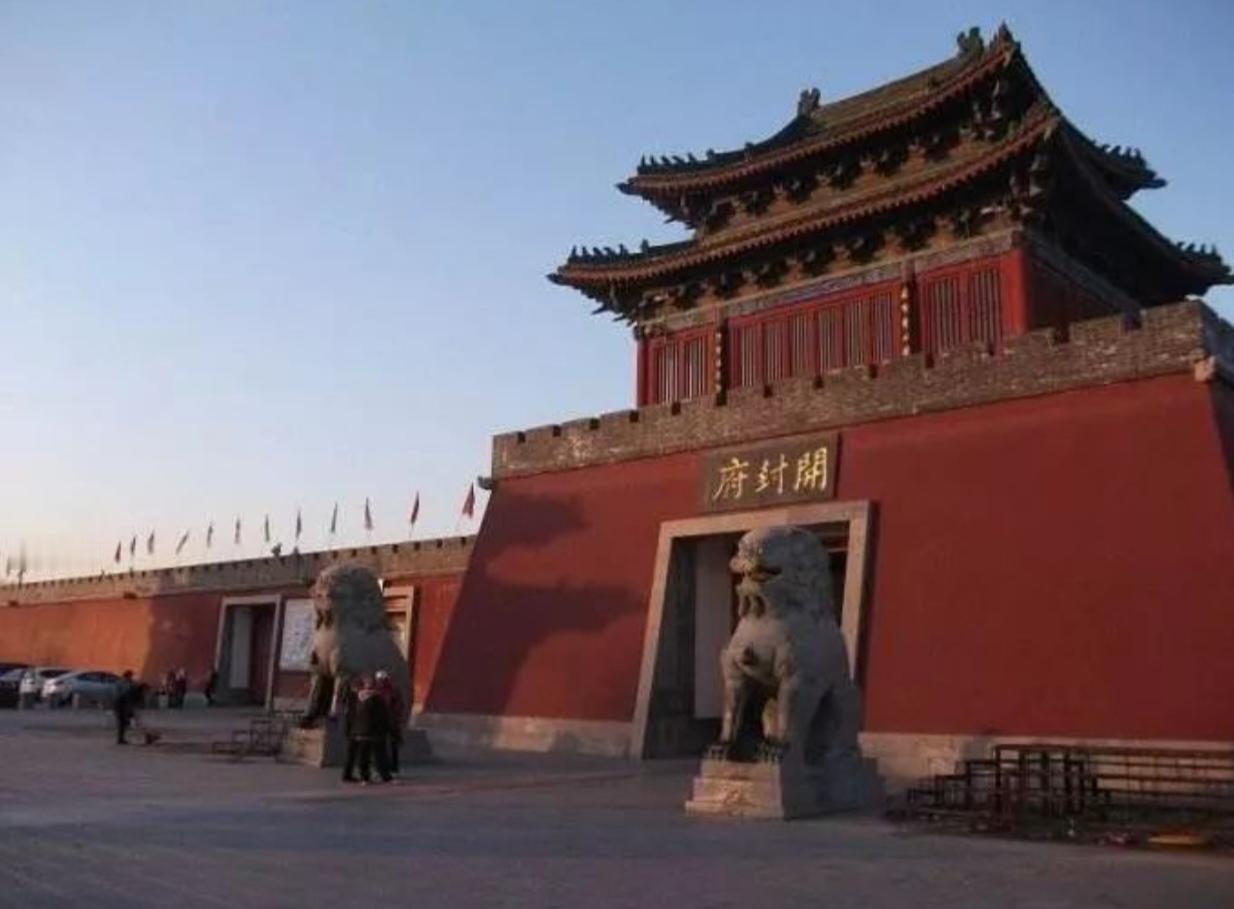 〔河南省开封〕开封是一座“八朝古都”，好玩的地方非常多。一