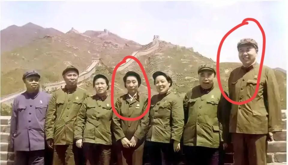 1970年，一群人，在长城游玩时，留下的一张罕见老照片她为什么一遇到大合影，就