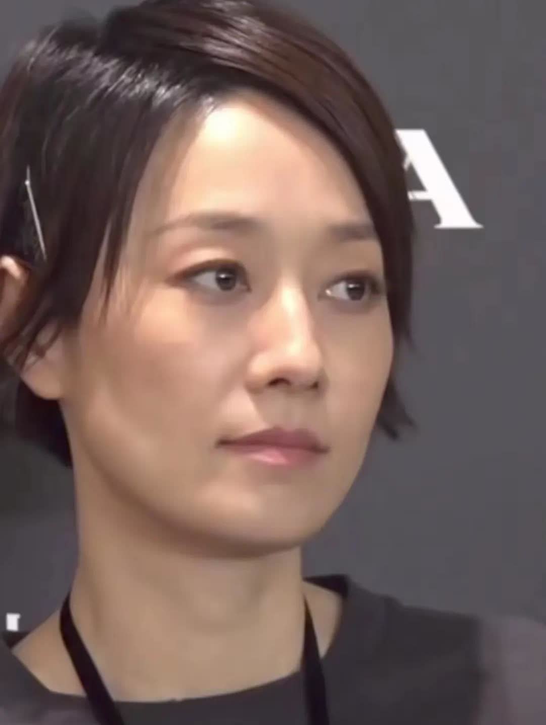 马伊琍素颜同样美嗲嗲的女人味十足49岁这状态已经是同龄天花板了