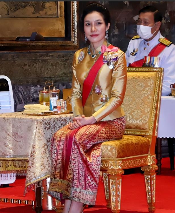 泰王很会平衡后宫，带着正宫娘娘苏提达出访国外，贵妃娘娘诗妮娜也闲不住，七月份还没