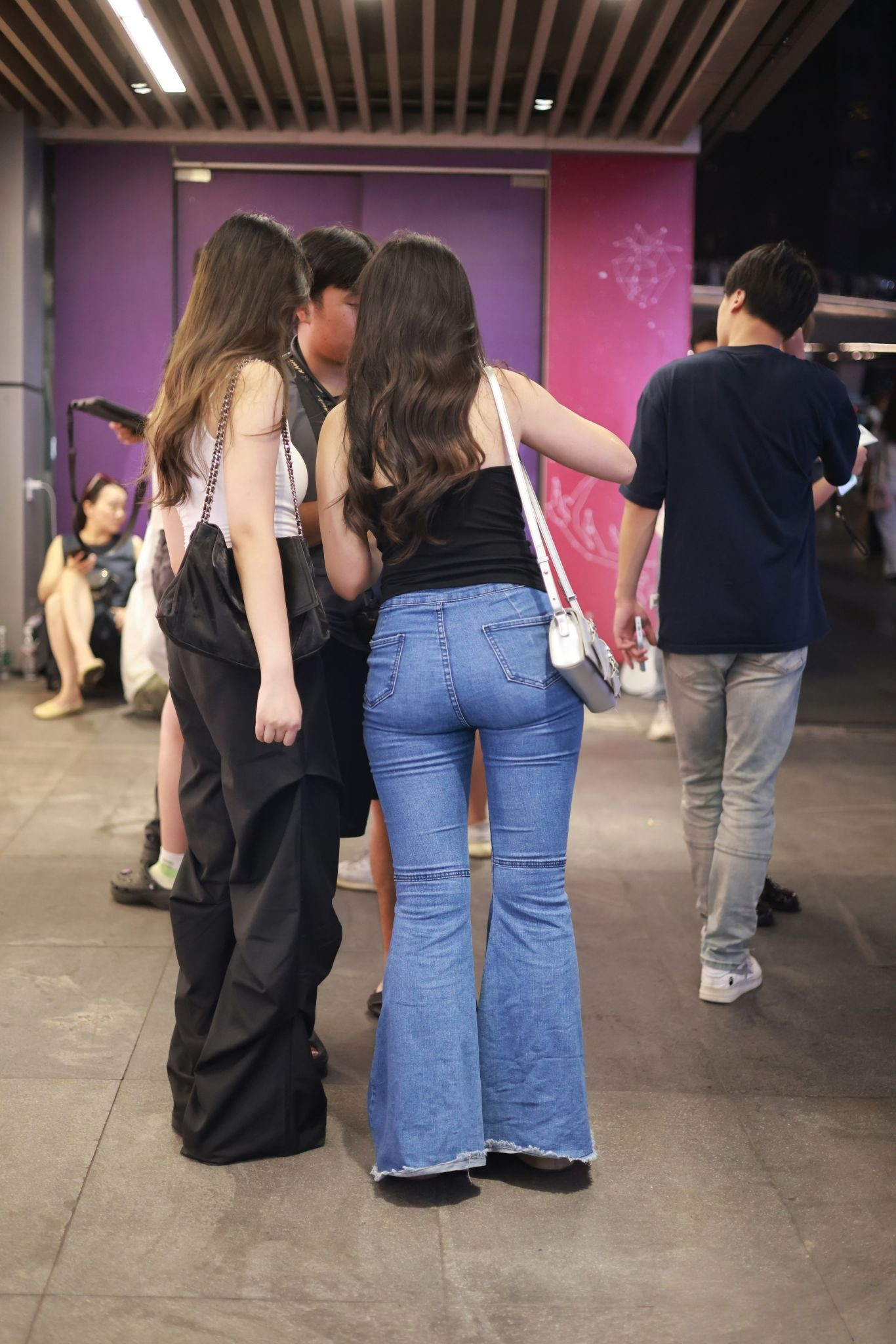 百看不厌的牛仔裤穿搭小姐姐。