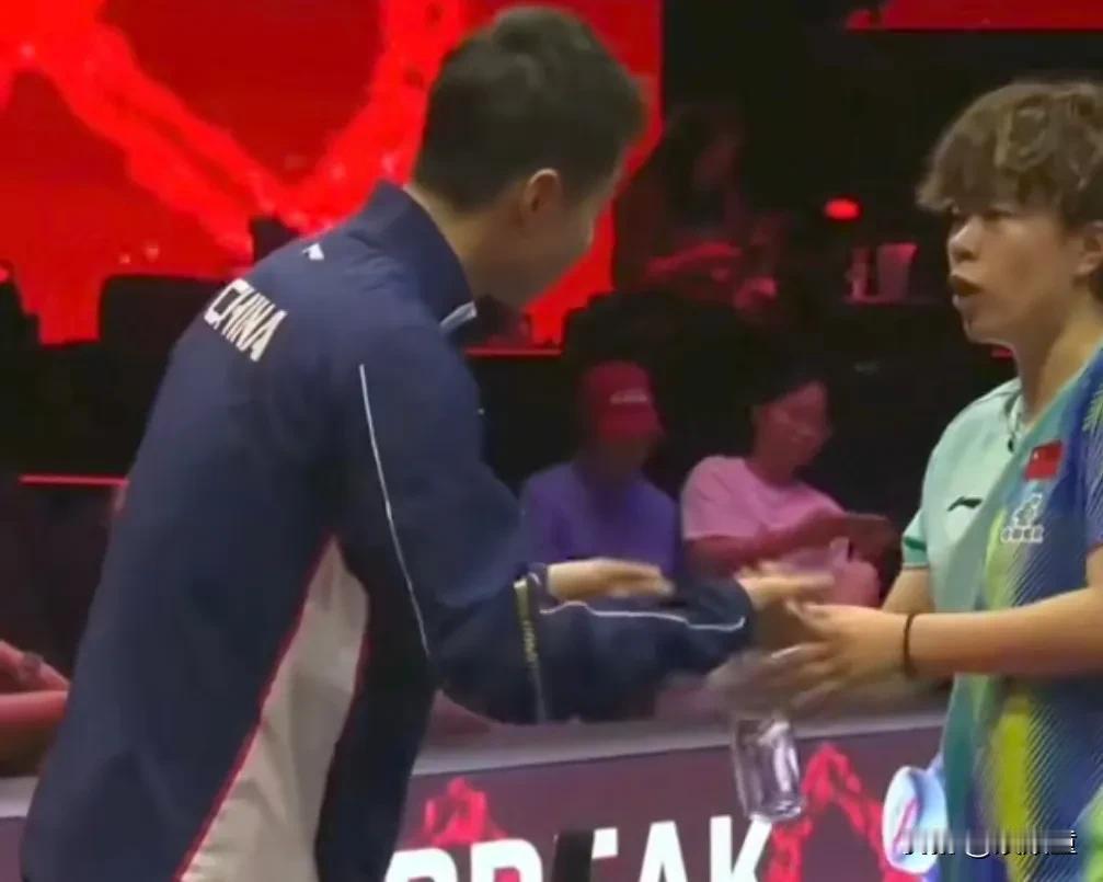 WTT新加坡大满贯，王艺迪出场后，大家关注度都在她的发型上！烫头发需要打理，她