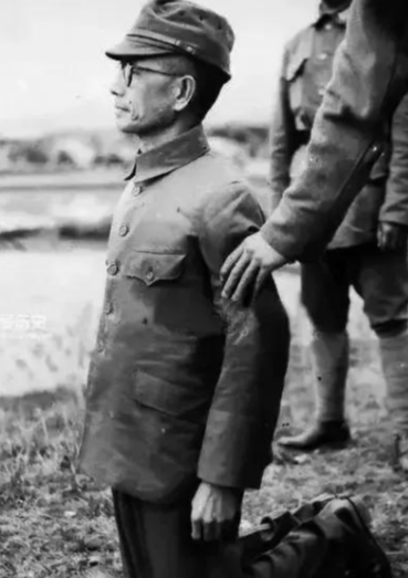 1947年，一个日军中将被执行枪决，行刑的战士朝他开了三枪，他没死，监刑军官示意