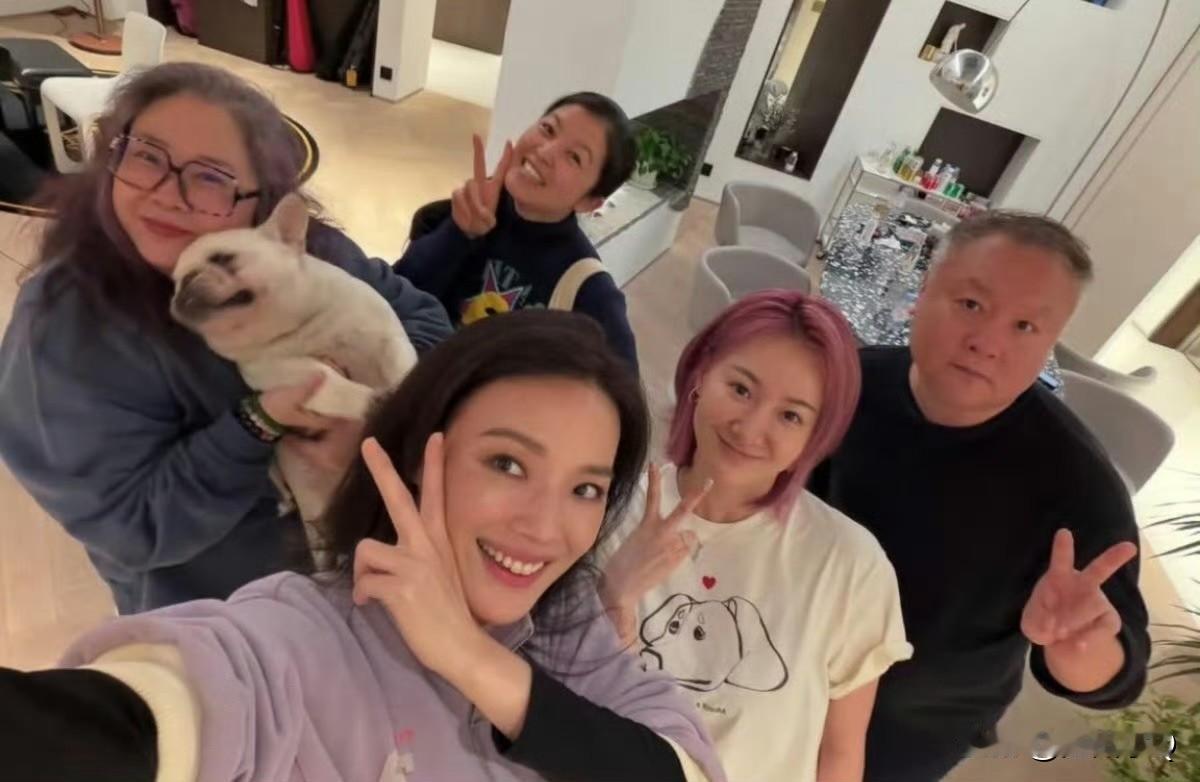 舒淇和亲朋好友过年相聚，私底下的舒淇没有过分打扮，身穿休闲装鸭舌帽，满满都松弛感