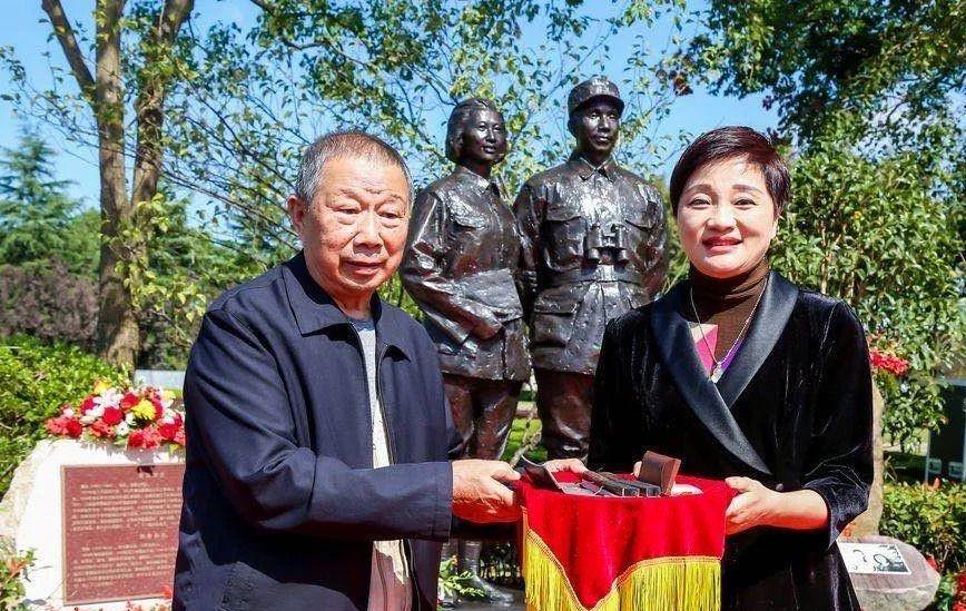 2020年，上海新四军广场，粟裕大将长子粟戎生出席父母亲纪念铜像揭幕仪式的照片，