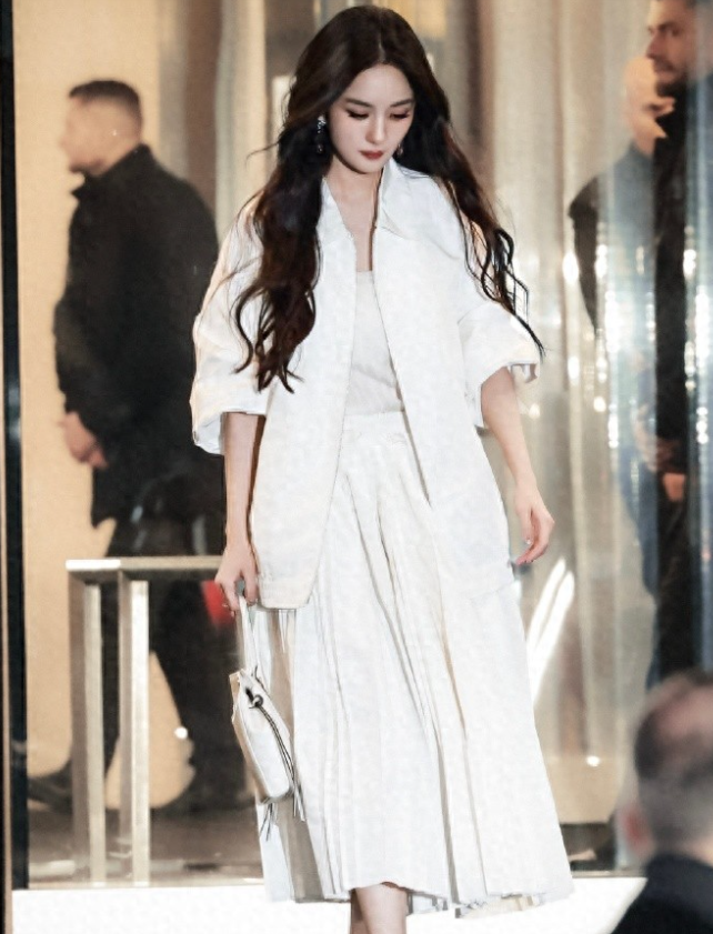 杨幂的每一步都走在人心尖上杨幂在米兰时装周这套，真的很有白月光的感觉！