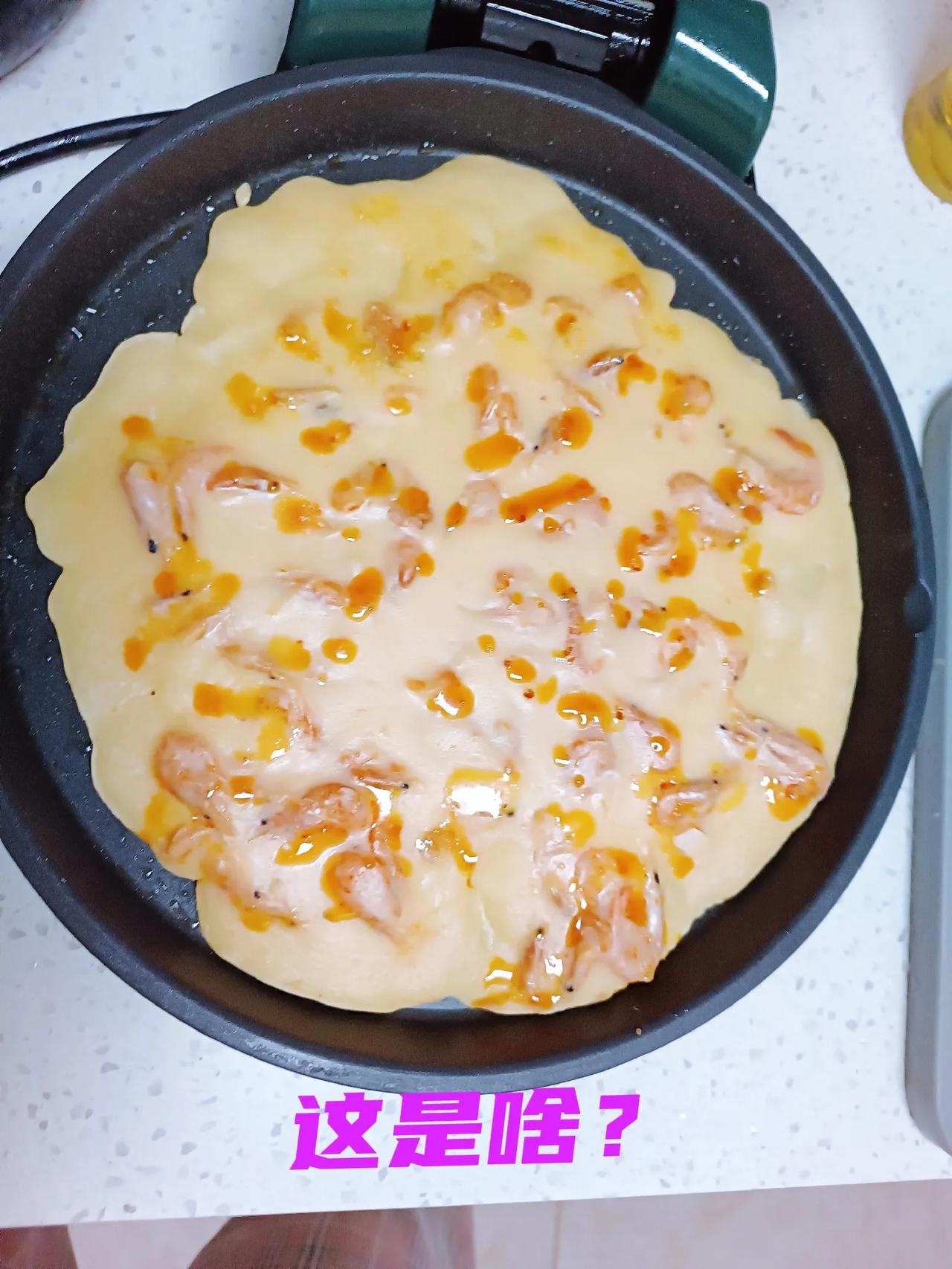 从超市买来的炸小河虾，味道偏咸，还带着微微的辣味，儿子提议换种吃法。这有何难！