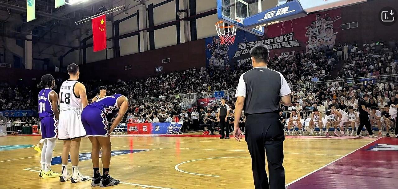 广东宏远热身赛遭遇对手当头一棒，由nba巨星考辛斯组队的美国肯塔基传奇队，半场就