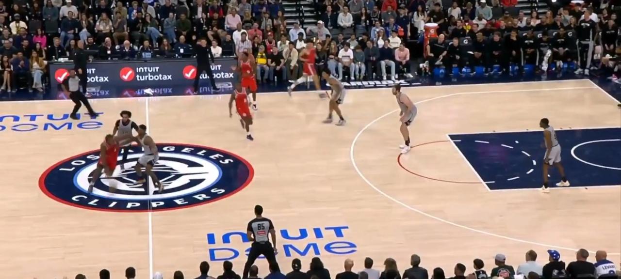 看看马刺是怎么防守小卡的，真是有点心酸又有点好笑啊。一旦小卡摸到球就直接被包夹了