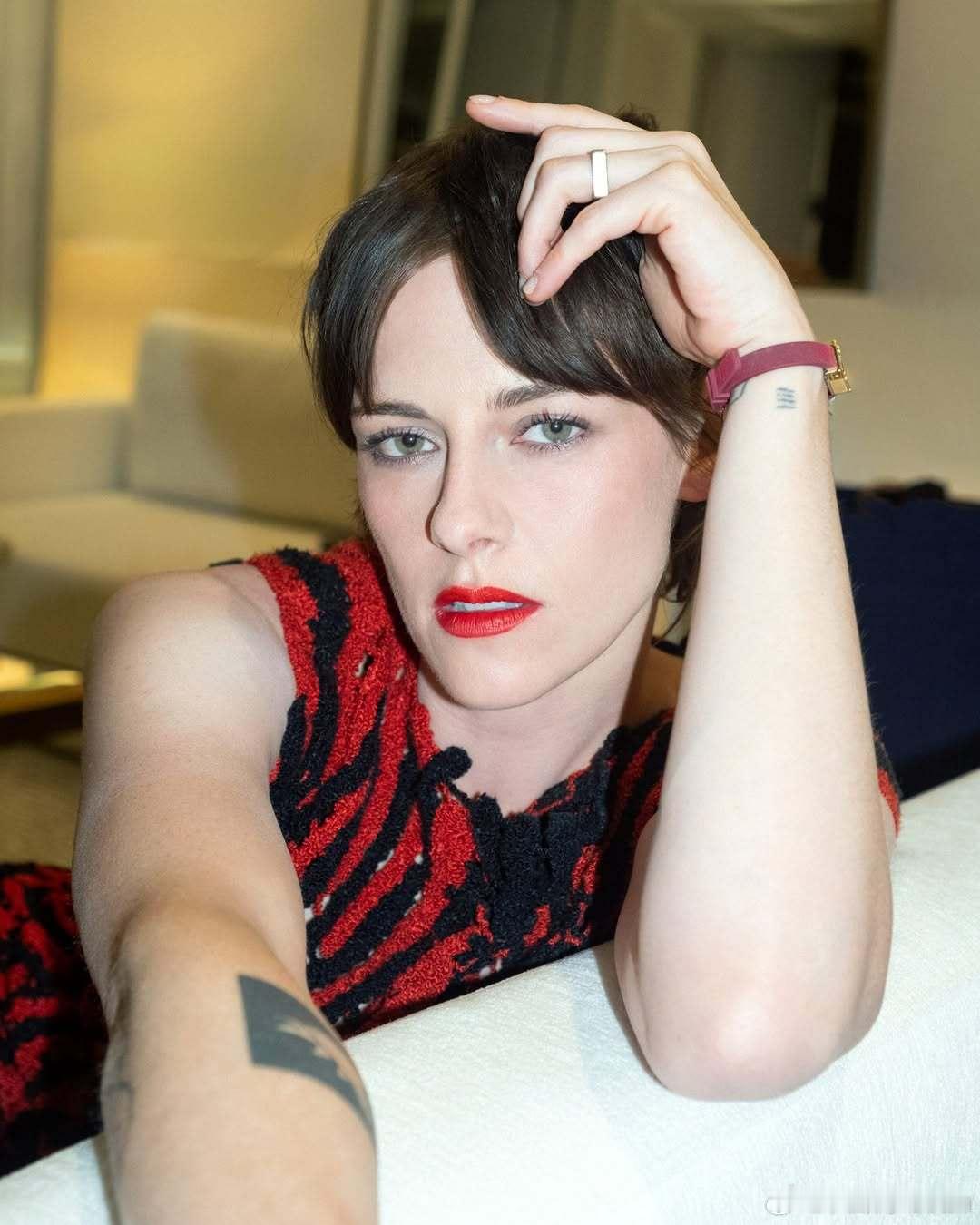 KristenStewart克里斯汀斯图尔特在戛纳电影节期间拍摄的另一枚写真，