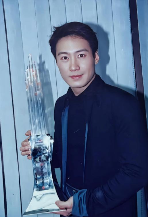 主持人问黎明："你外出吃饭，剩下的饭菜，你会打包吗？"黎明说："我跟朋友去吃饭