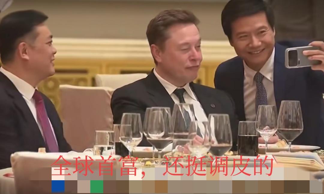 雷军成了马斯克的小迷弟，崇拜又尊重的找对方合影，全球首富啊，太牛了