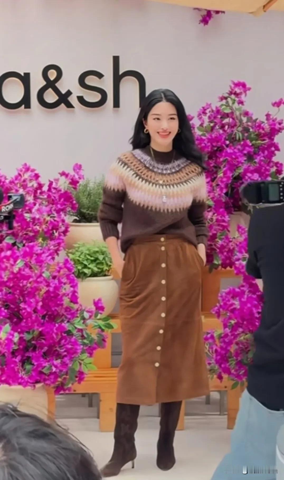 杨采钰现身深圳万象城出席活动，本人这颜值，气质真的好权威，不愧是能与刘亦菲一较高