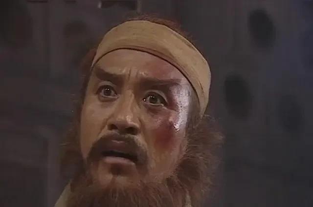 刘唐，外号赤发鬼就刘唐这个显眼的样子，雷横第一次看到直接就给绑了，说明实在不像