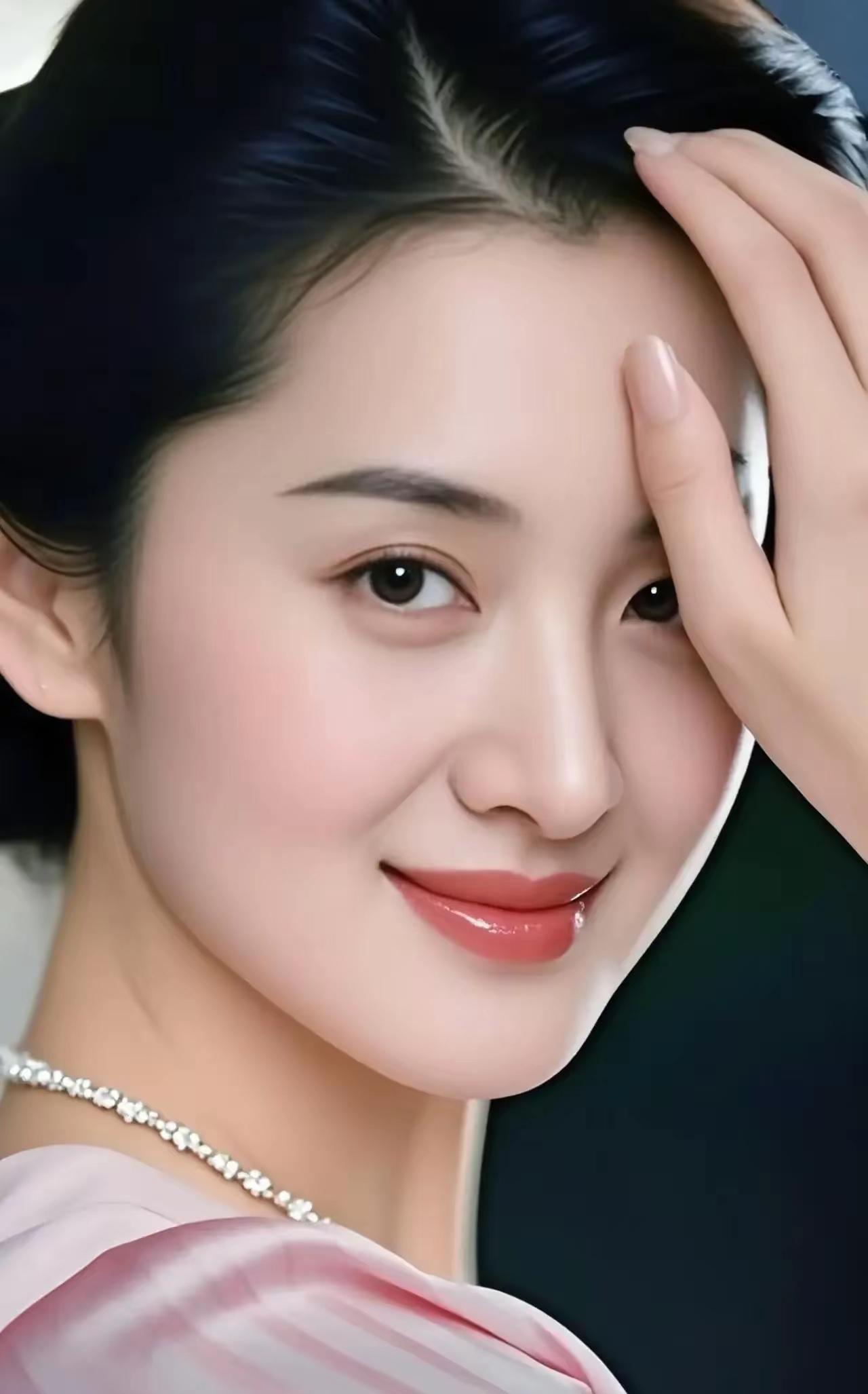 她以温柔姿态，在时光书页留白。发如墨瀑倾泻，似藏岁月的浅吟低徊。指尖轻触