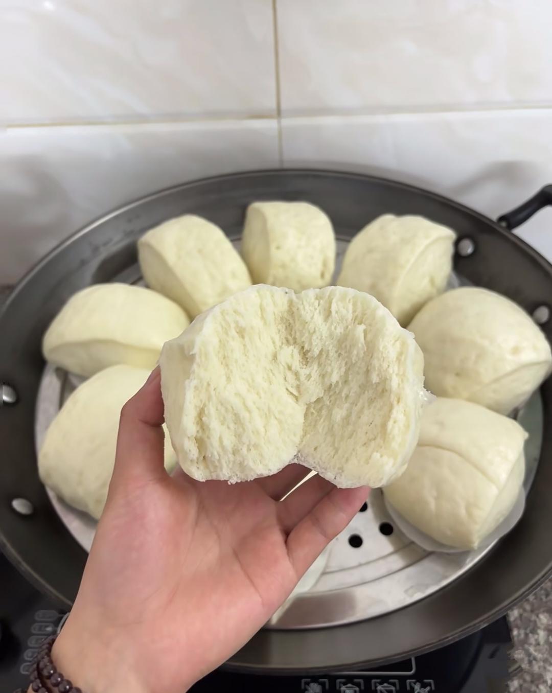 有时候我都佩服我自己我有个20年的习惯一到周末，雷打不动的在家蒸馒头，蒸一次