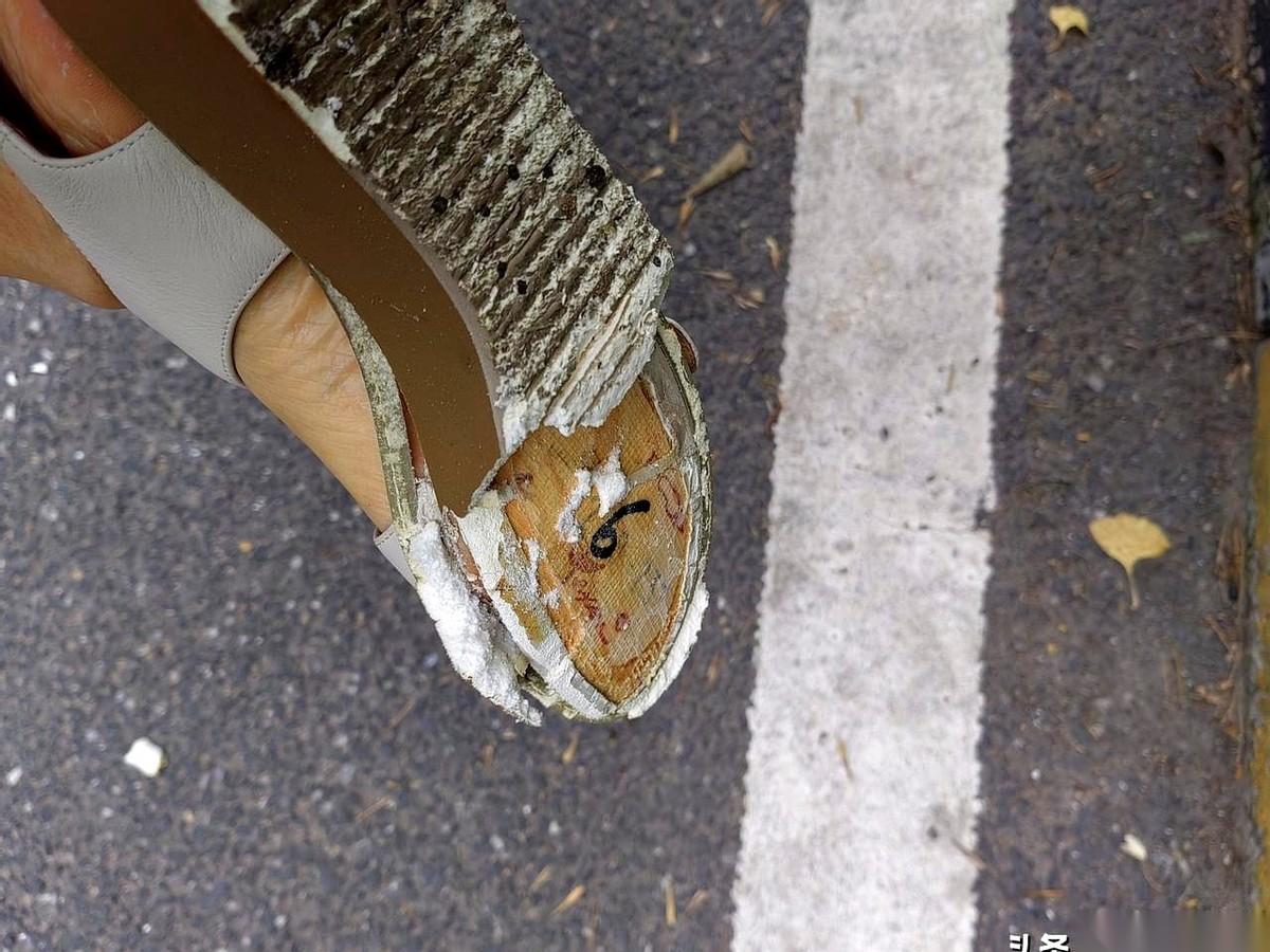 刚走出楼道门不到二十米，我的右脚跟猛地往下一陷。回过头，身后的柏油路面上，赫然拖