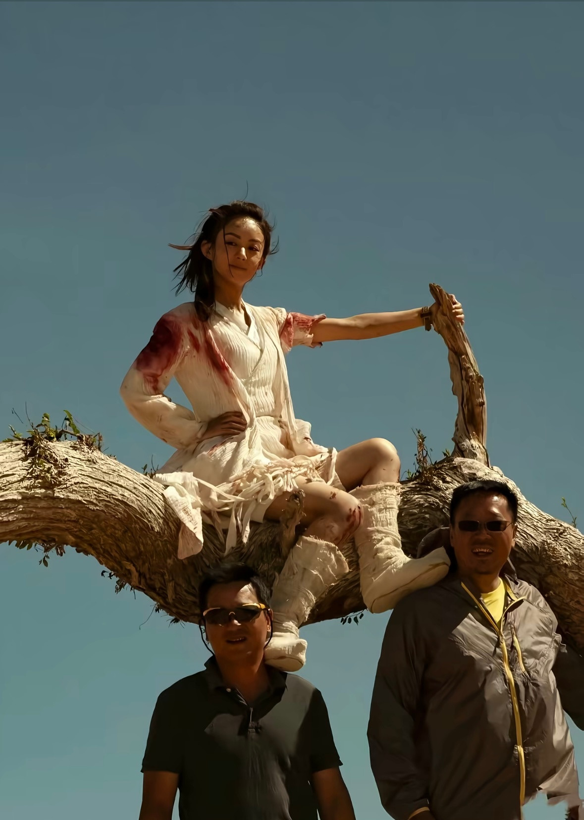 手放在那个树枝上像拿剑一样～娃娃脸的赵丽颖竟就是如此适配这个角色