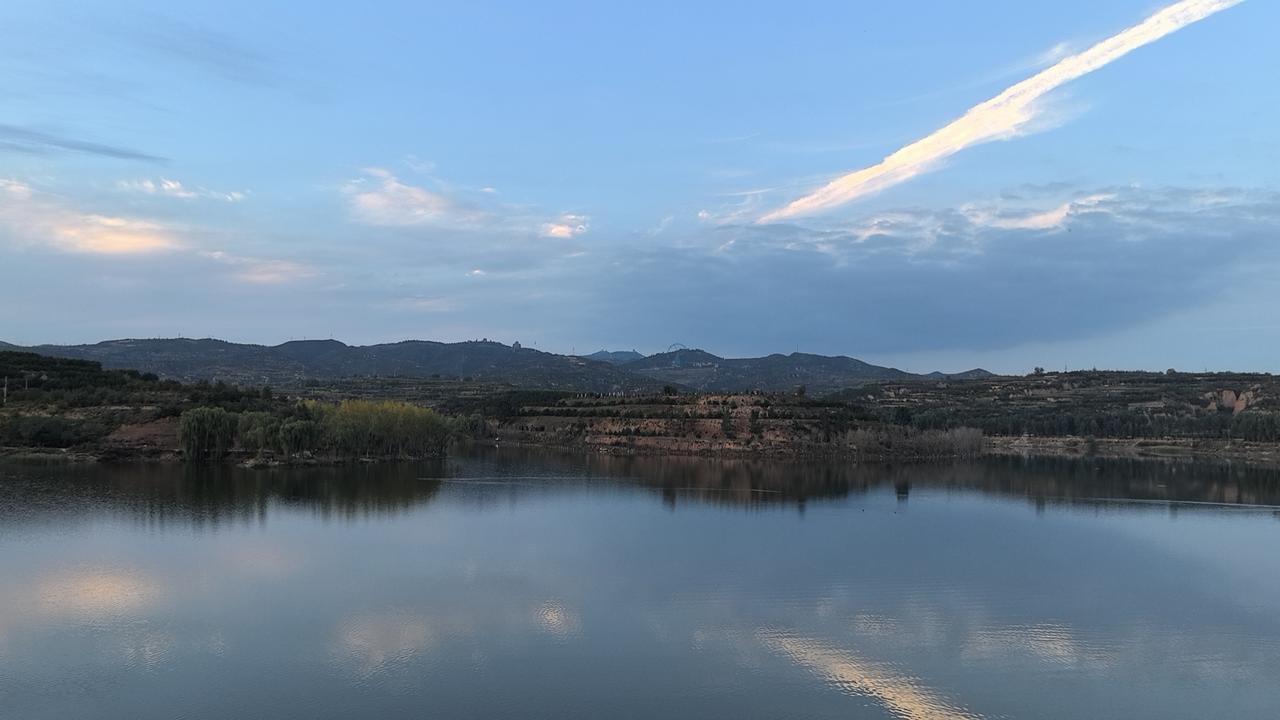 钓鱼娃孤影临溪畔，钓竿映暮烟。风吟水自静，心寂意犹绵。独守一方境，不闻尘世喧