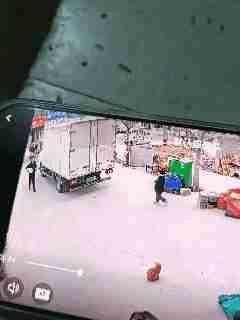 3月25日，安徽宿州。一名店铺老板的幼童无人看管时，徒手攀爬上停靠的小货车车厢