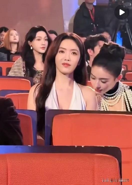 太逗了，蔡文静和林允她俩不知道在蛐蛐谁，只见蔡文静望向远处，林允把头底下靠过来，