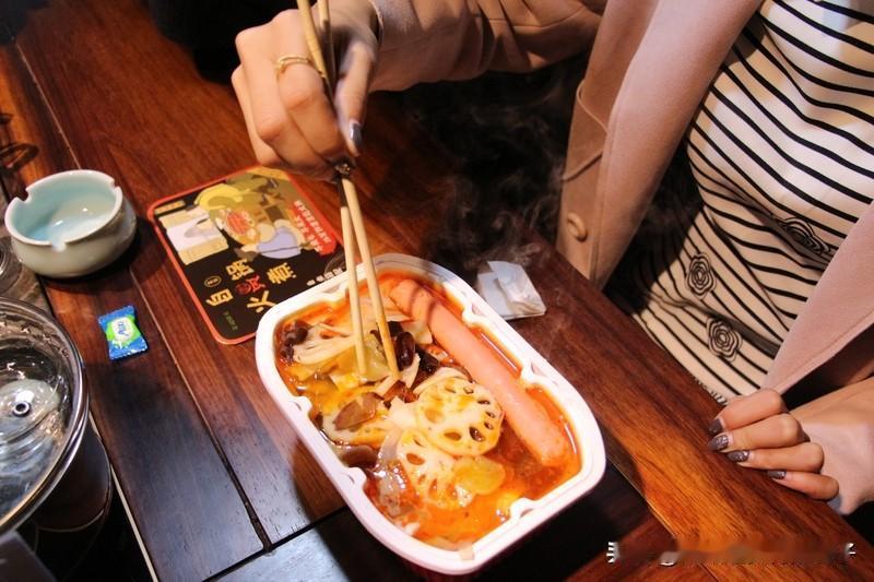 你如何看顾客吃火锅逃单还把锅顺走近日重庆一家火锅店出了个奇事儿，5名顾客吃了3