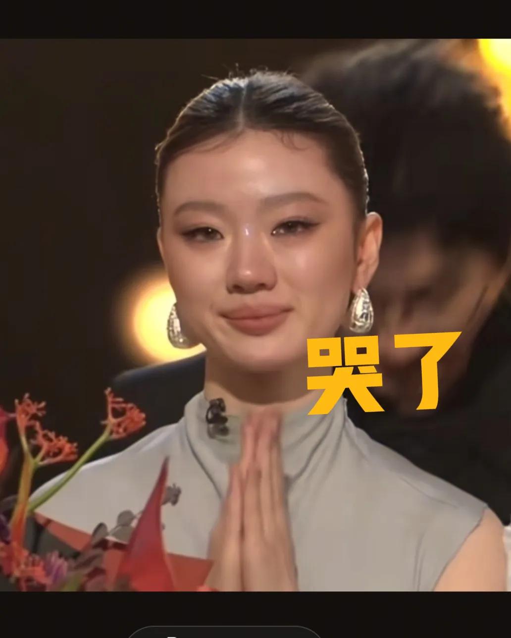 湖南卫视要捧得不是单依纯吗，结果真让人感到意外[捂脸哭]，单依纯当场流下了不甘的眼