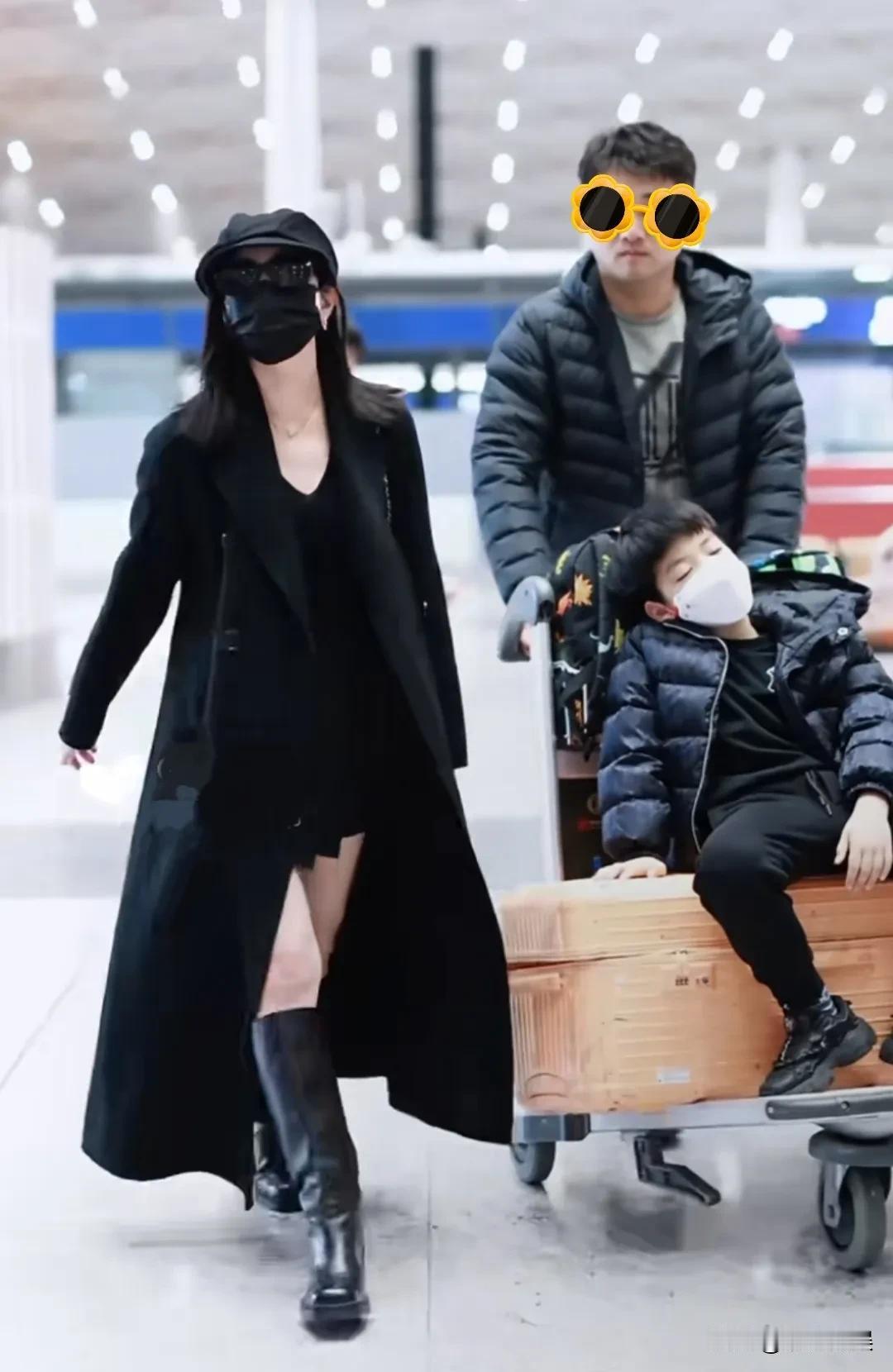 陈妍希在情人节这天，一大早就现身机场，准备回台北过春节。她一身黑色，穿着一件黑
