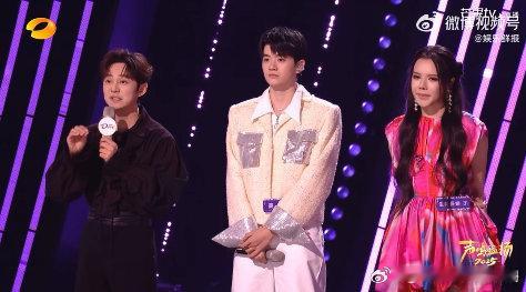 何炅说华晨宇最能扛事声鸣远扬华晨宇的“能扛”藏在细节里。节目中当总导演时条理