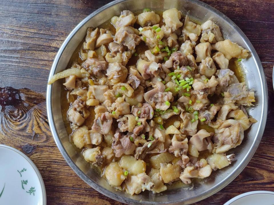 晚上吃饭时，真想对老二说：“你姐趁你上学去了，把你的鸡腿给偷吃了。”话到嘴边还是