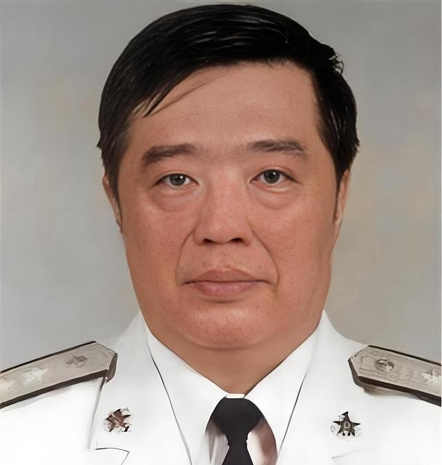 1998年，香港贺龙之子贺鹏飞，看四下没人，闪身冲进一间商人办公室，凑到那