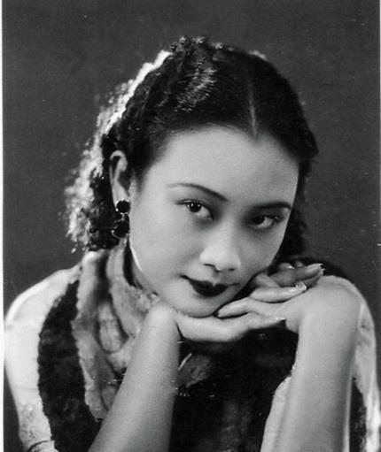 1938年，41岁戴笠借口加班，把秘书余淑衡，带到了卧房。戴笠递给她一杯咖啡：“