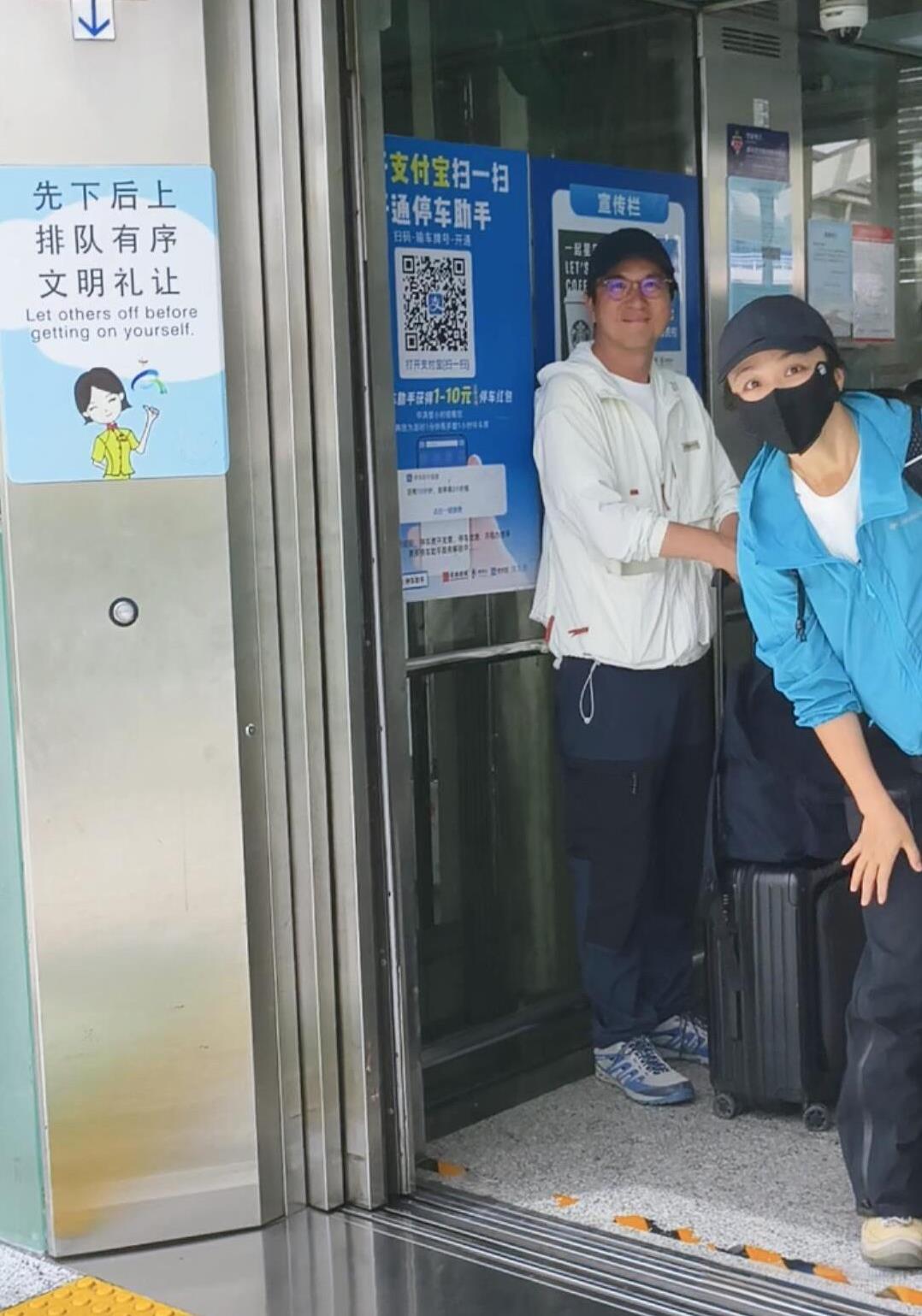 汤唯真的嫁对人了[赞][赞]近日，汤唯金泰勇被拍，老公推着箱子面带笑容，汤唯穿着