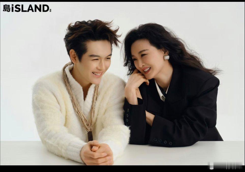 王艳和19岁儿子拍大片，球球大名叫王泓钦。跟小时候上综艺的感觉不一样了，一身正气